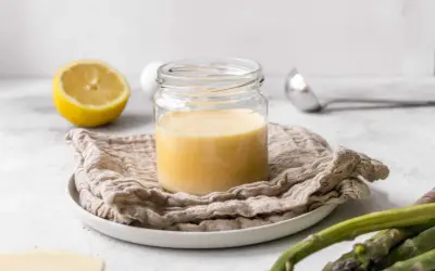 Cremige Sauce Hollandaise im Glas, zubereitet mit dem Thermomix. Dazu Zitrone und Spargel.