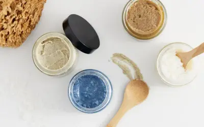 Jaki peeling do ciała wybrać, aby uniknąć podrażnień i zyskać gładką skórę