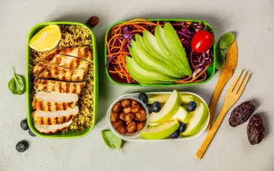 Zdrowe posiłki na wynos: grillowany kurczak z kaszą, sałatka z awokado i warzywami, jabłko z borówkami. Czy dieta keto jest zdrowa?