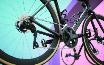 Część rowerowa z napędem Shimano 105, widoczna kaseta, przerzutka i korba.