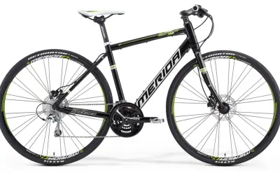 Czarny rower Merida Speeder z zielonymi akcentami. Merida to znana firma produkująca rowery.