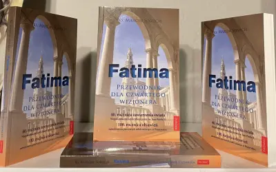 Książka "Fatima. Przewodnik dla czwartego wizjonera" podpowiada, czy warto jechać do Fatimy w rocznicę objawień, uwzględniając logistykę i nocleg.