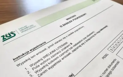 Formularz ZUS o zasiłek pogrzebowy. Wniosek można złożyć w dowolnym momencie po śmierci bliskiej osoby, nie ma określonego terminu, ile dni po śmierci jest pogrzeb.
