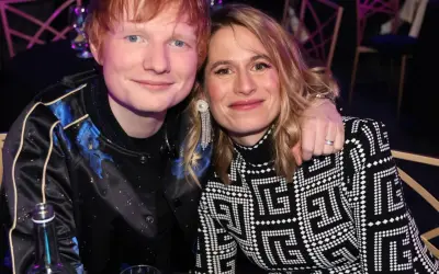 Ed Sheeran z żoną Cherry Seaborn, uśmiechnięci i blisko siebie. Widać obrączkę na jej palcu, co potwierdza, czy Ed Sheeran ma żonę.