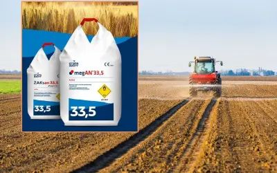 Dwa worki nawozu ZAKsan 33,5 i megAN 33,5 na tle pola, gdzie traktor rozsiewa nawóz.