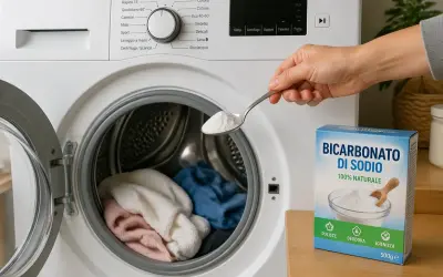 Mano aggiunge bicarbonato di sodio alla lavatrice per disinfettare e deodorare.