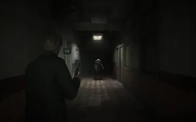 Mroczny korytarz szpitalny, gracz z pistoletem mierzy do przerażającej pielęgniarki. Klimat jak w najlepszych grach horror ps5.