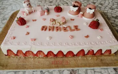 Fraisier rectangulaire pour 20 personnes, décoré d'un bébé endormi, de chaussons roses et du prénom "Anaële".