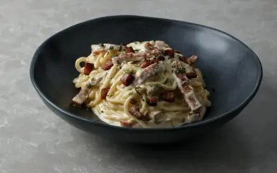 Pyszne spaghetti carbonara z chrupiącym boczkiem i kremowym sosem. Idealne carbonara skladniki.