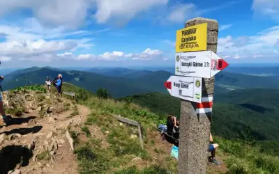 Wspaniała wycieczka w Bieszczady! Widok z Połoniny Caryńskiej na malownicze pasma górskie.