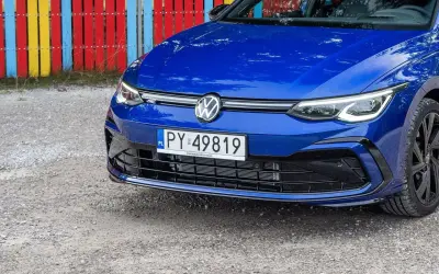 Niebieski Volkswagen z tablicą PY 49819, zapytanie "py co to za rejestracja" pasuje do tego polskiego numeru.