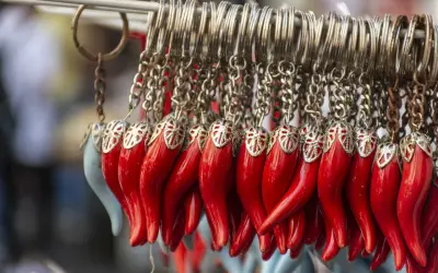 Portachiavi a forma di cornetti rossi, simbolo di "buona fortuna in napoletano", appesi a una catena.