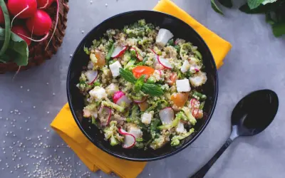 Ein bunter Quinoa Salat italienisch mit Radieschen, Zucchini und Feta. Frisch und leicht, perfekt für den Sommer.