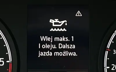 Na desce rozdzielczej świeci się kontrolka ciśnienia oleju z komunikatem "Wlej maks. 1 l oleju. Dalsza jazda możliwa.