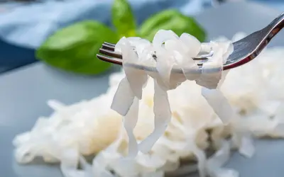 Makaron konjac na widelcu, gotowy do wypróbowania w nowych przepisach. Delikatne nitki, idealne do lekkich dań.