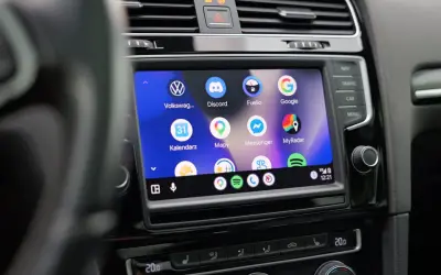 Ekran samochodu z ikonami aplikacji na Android Auto: Volkswagen, Discord, Kalendarz, Mapy, Google, Messenger, MyRadar, Spotify.
