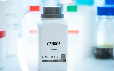 Biała butelka z napisem "Glycerol C3H8O3" i kodem kreskowym. Czy glicerol jest toksyczny? Badania laboratoryjne pomagają odpowiedzieć na to pytanie.
