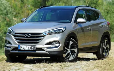 Srebrny Hyundai Tucson na tle zieleni. Zastanawiasz się, jaki silnik wybrać do swojego Tucsona?