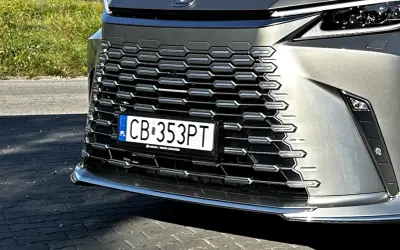 Rejestracja CB 353PT na grillu Lexusa. Czy to auto z Bydgoszczy?