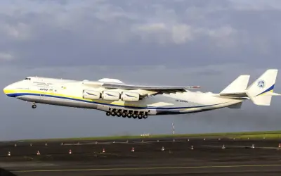 Die Antonov An-225 hebt ab. Ein beeindruckendes Flugzeug, das zeigt, wie viel wiegt ein Flugzeug dieser Größe – über 600 Tonnen!