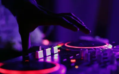 Jak zostać DJ-em w Polsce? Zarobki, sprzęt i pierwsze zlecenia