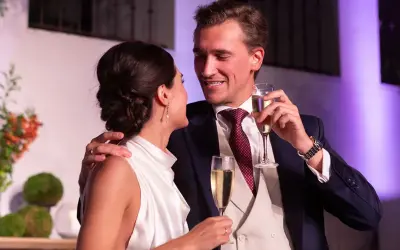 Novios brindando con champán, un momento perfecto para dedicatorias para novios que se casan.