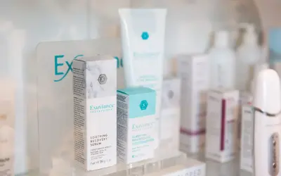 Produkty Exuviance na półce: serum łagodzące i peeling/booster.