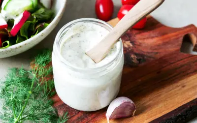 Ein Glas cremiges Sylter Dressing mit Dill und Knoblauch, bereit für einen frischen Salat.