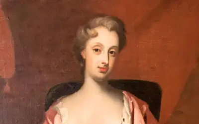 Porträtt av Christina Piper i rosa klänning, med en mjuk blick och uppsatt hår.