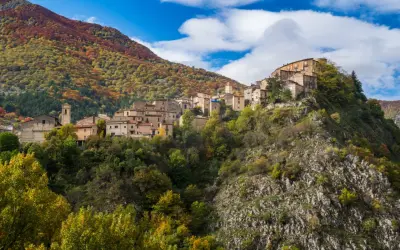 Villalago, un borgo incantevole su un colle roccioso, circondato da boschi autunnali. Cosa vedere in questo gioiello abruzzese?
