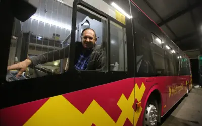 Kierowca autobusu Metropol wita pasażerów. Dojazd z dworca PKP Katowice-Pyrzowice.