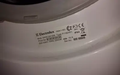 Naklejka na pralce Electrolux EWS12410W z numerem seryjnym 820 00029. Może to być pomocne przy diagnozowaniu błędu E40.