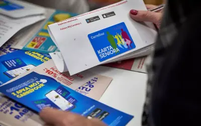 Karta Seniora Carrefour daje zniżki i rabaty. Na zdjęciu widać ulotki i kartę z logo Carrefour.