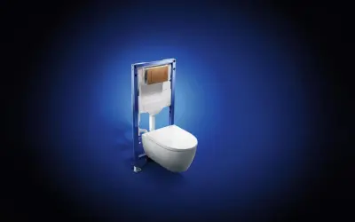 Une cuvette de toilette suspendue avec une chasse d'eau encastrée Geberit, prête pour une installation moderne et épurée.
