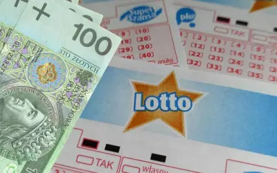 Banknot 100 zł leży obok kuponów Lotto. Czy tym razem będzie to trafiony wybór, czy jednak chybił trafił?