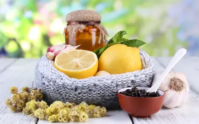 Remedio natural para los mocos en el pecho: miel, limón, ajo y hierbas.