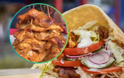 Domowy kebab z soczystym mięsem drobiowym, warzywami i sosem w picie.