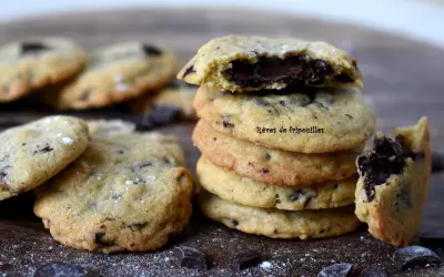 Un cookie cœur fondant aux pépites de chocolat, une gourmandise irrésistible.