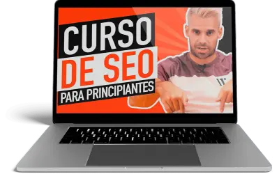 Un hombre rubio explica un curso SEO para principiantes en una laptop. ¡Aprende SEO gratis con Google!