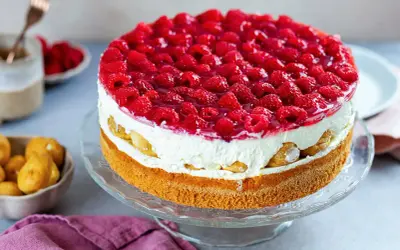 Himmlische Windbeuteltorte mit frischen Himbeeren und Sahne. Ein Traum für jeden Kaffeetisch, das Windbeuteltorte Rezept ist einfach!