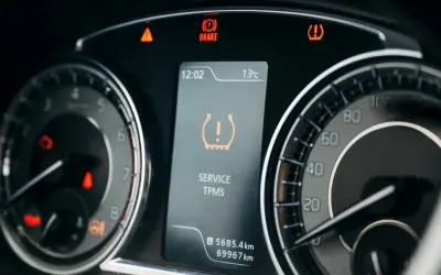 Na desce rozdzielczej świeci się kontrolka cisnienia opon TPMS, informując o konieczności serwisu.