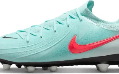 Turkusowe korki Nike z jaskrawym logo, idealne na jakie korki na orlik. Gotowe do gry!