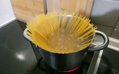 Długie nitki spaghetti gotują się w garnku, tworząc idealną bazę do pysznego dania. Oto jak zrobić spaghetti!