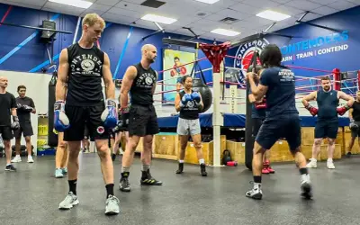 Boxers practice their pivot boxing moves in a gym.