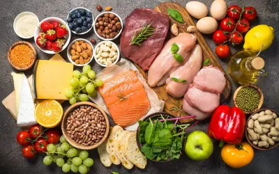 Różnorodne źródła białka: mięso, ryby, jaja, nabiał, orzechy, nasiona, fasola. Zbilansowana dieta wspiera zdrowie, w tym białko a nerki.