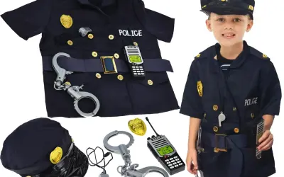 Chłopiec w stroju policjanta dla dzieci, z odznaką, czapką, kajdankami i krótkofalówką. Gotowy do akcji!