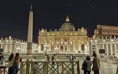 Wieczorem w Rzymie warto zobaczyć oświetloną Bazylikę św. Piotra i plac. Obelisk i kolumnada tworzą magiczną atmosferę.