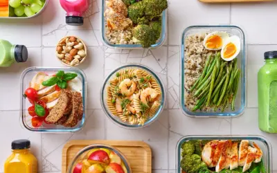 Gesunde Mahlzeiten für Meal Prepping: Hähnchen, Garnelenpasta, Reis mit Bohnen und Ei, Obst und Smoothies.
