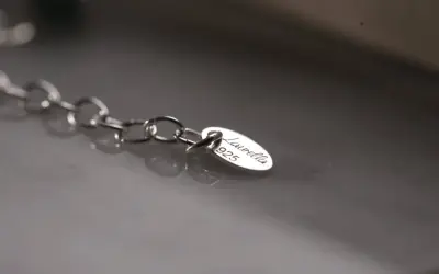 Detalle de cadena de plata 925 calidad, con etiqueta ovalada grabada "Laurella 925".
