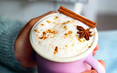 Une tasse de chai latte crémeux, garnie de cannelle et d'anis étoilé. Savourez ses bienfaits réconfortants.